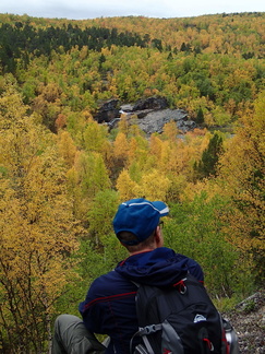 Akujoen putousta saattoi ihailla myös vähän ylempää penkereeltä.