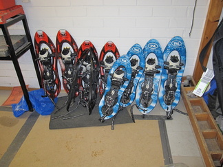 Lumikengät asiallisesti. Tyttöjen kengät vasemmalla, poikien oikealla!