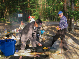 Leiriin palattuamme valmistelimme keräämistämme kanttarelleista syötävää