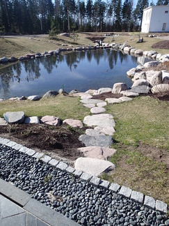 Yhdessä todettiin, että alueen kukkaloistoa pitäisi uudestaan tulla katsomaan touko-kesäkuussa.