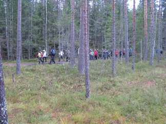 Joukkomme patikoimassa Pikku-Karhulammen ohitse. Melkoinen raito!