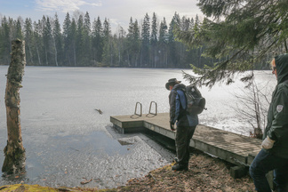 Uimaan ei vielä pääse, sillä vesi on vielä liian kovaa pinnasta.