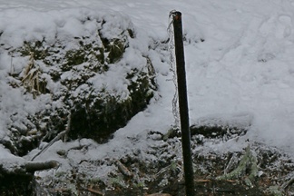 Lähteellä pulppuaa putkensuusta kirkas vesi.