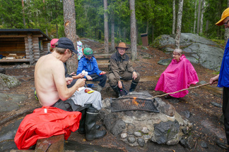 Pekalla oli onneksi mukana Isä-Aatamin sadetakki. Toimii kyllä hyvin lämpiminä kesäpäivinä!