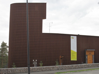 Haltian rakennus on arkkitehti Rainer Mahlamäen suunnittelema ja kalevalaisen taruston inspiroima. Siinä kohtaavat villi luonto ja ihminen. Rakennus kuvaa sotkaa, lintua.