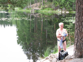 .. ja pulahtamaan lammen mustaan veteen!