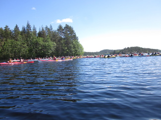 Melojat kuuntelevat tarinaa Pihlajaveden norpista.