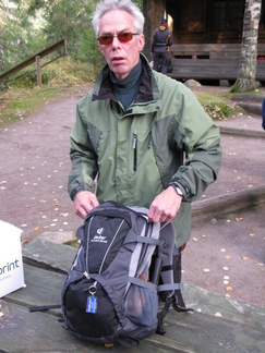 Lähtövalmisteluja Latu-Miilussa, puita reppuun...