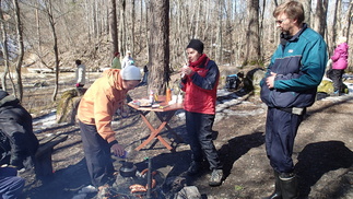 Eväät nautittiin kosken rannalle rakennetulla laavulla nokipannukahvin kera.