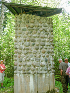 Torpparien muistomerkki. Taiteilija Armas Hutrin suunnittelemassa muistomerkissä on 387 kiveä, jotka on kerätty entisten torppien mailta kunnioittamaan torpparien työtä ja muistoa. 