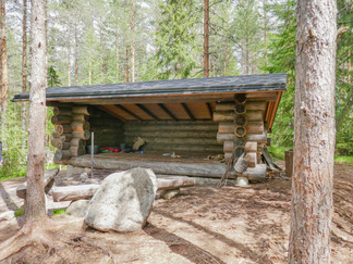 Tarinmaan seudun kyläyhdistyksen rakentama laavu ja nuotiopaikka Määkynmäellä Laurinmäen luontopolun varrella.