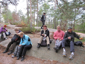 Paussi on aina paikallaan. Ainakin kahvipaussi. Hyvinkään Ladun tehoviisikko evästauolla.