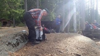 Taukopaikalla oli mahdollista korjailla rensseleitä, Sulo näyttää mallia,