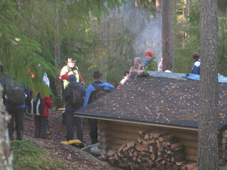

Kaksoislammilla on tulentekopaikka, laavu ja vessa. Paikka on suosittu retkikohde. Kohtasimme laavulla ryhmän partiolaisia, jotka olivat yöpyneet Kaksoislammilla.