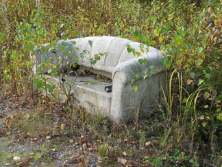 Pakollinen "sohva suomalaisessa maisemassa" löytyi vanhan nelostin varrelta.