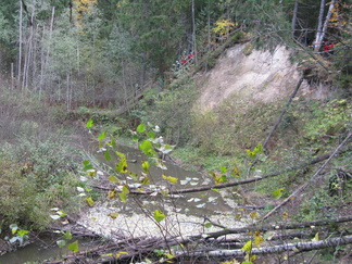 Paikoin nousevat rantapenkereet varsin korkealle.