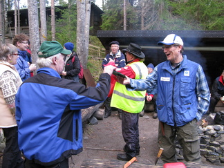 Jaakko Erkkola jakoi arvontapalkinnot.