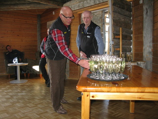 Sunnuntai-iltana talo tarjosi asiakkaillen lasillisen kuohujuomaa tervetulijaiseksi.