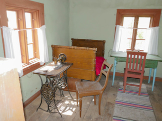 Heta asui yksin mökissä melkein 30 vuotta ja ansaitsi elantonsa ompelemalla naisten pukuja ja myöhemmin tikkaamalla täkkejä. Mökin vuokran hän maksoi tekemällä päivätöitä Paturin taloon muutaman päivän vuodessa.