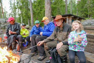 Lähdimme ilman puujalkoja kävelyretkelle Kaksoislammille. Ihan pieni sadekuuro tervehti retkeilijöitä sinne saavuttuamme.