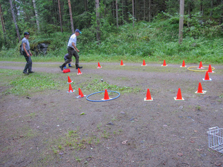Pallon tarkkuusheitto, hulavanteen siirtäminen ja juoksu kartioiden muodostaman kehän ympäri oli tämän leikin ydinjuttu. Hiki tuli ainakin vanhemmille.