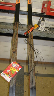 Liisterikelillä ladulta tuppaa tarttumaan suksenpohjaan kaikenlaista roinaa. Männynkävyt, havunneulaset ja pienempi tavara irtoaa kyllä siklillä ja voiteenpoistoaineella. Mutta punaiseen vesikelin liisteriin tarttuu ladulta helposti vaikkapa ahma kiinni. Suosittelemme sen irroittamiseen riittävän pitkävartista petkelettä.