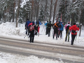 Ridasjärvelle vievän tien ylityksen jäkeen ollaankin lentokentän maastossa.