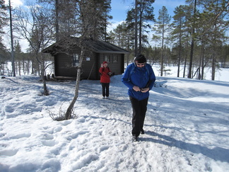Kiilopäältä kohti Saariselän kylää vie latu-ura, jonka varrelle Rönkönlammelle on EU:n ystävällisellä raha-avustuksella pystytetty tupa ulkoilijoita varten.