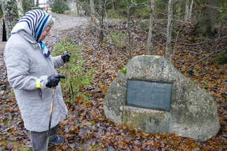 Kaukaan Tehdas Osakeyhtiö perustettiin 1873. Yhtiö rakensi lankarullatehtaan Mäntsälän Ohkolan kylään Kaukastenkosken rannalle, nykyiseen Hyvinkään Kaukasten kylään. Muistokivi on asetettu paikalleen 1973, yhtiön 100 v muistoksi.