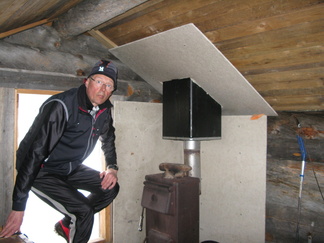 Kummituksen odotti kai näkevänsä tämäkin kämppään sisäänastuva hiihtäjä. Taisi säikähtää kuitenkin kameran salamaa.