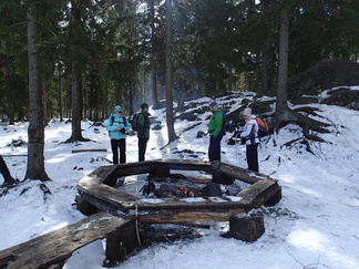 Puolivälissä meitä odottivat valmiit tulet.