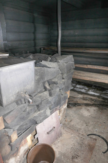 Poikkesimme Piilolammen rannassa olevan Piilonkävijöiden tontilla. Kalevi kun on tuon yhdistyksen jäsen, saattoi hän esitellä rannassa olevan savusaunan retkelle lähteneille.