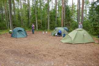 Telttailualue oli tasainen ja mukava. Läheisyydessä oli tulentekopaikka puuvajoineen sekä vessa.