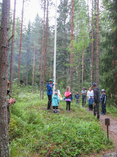Tapahtuma alkoi yhteisellä viirinnostolla. Vedimme uusittuun Latu-Miilun lipputankoon Ladun viirin ensimmäistä kertaa.