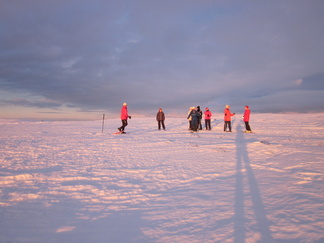 Matalalta paistava aurinko on venyttänyt kuvaajan varjon pitkäkoipiseksi.