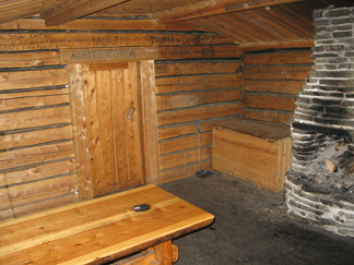 Isomman kämpän sisätilat.