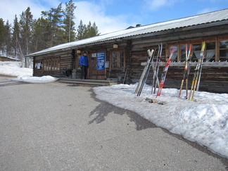 Laanilassa on Savottakahvila ja -museo. Mainio taukopaikka hiihtolenkillä.