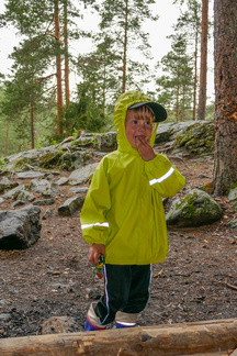 Keltainen sadetakki on todella hyvä varuste. Ei tule suru puseroon sateellakaan.