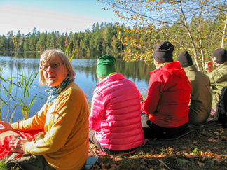Syysauringon lämpö hellii retkeilijöitä