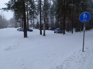 Lentokentän parkista löytyi mitä ilmeisimmin hiihtäjien autoja.