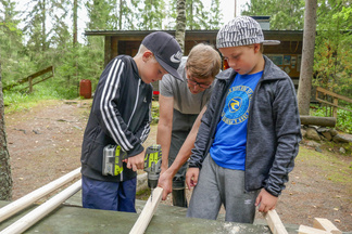 Alkutoimiin kuuluu tietenkin leikki- ja kisailuvälineiden valmistus. Tähän ryhdymme heti teltanpystytyksen jälkeen.
