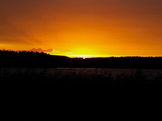 Aurinko laski kellon ollessa 21:30